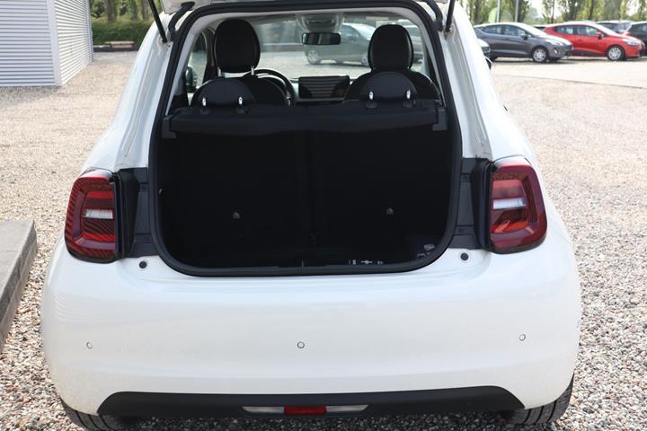 Hvid Fiat 500e fra 2024