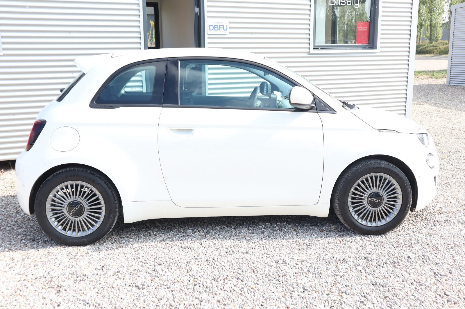 Hvid Fiat 500e fra 2024