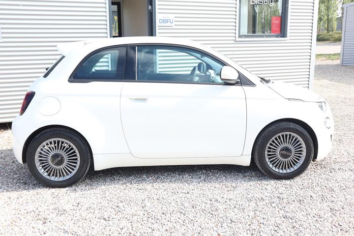 Hvid Fiat 500e fra 2024