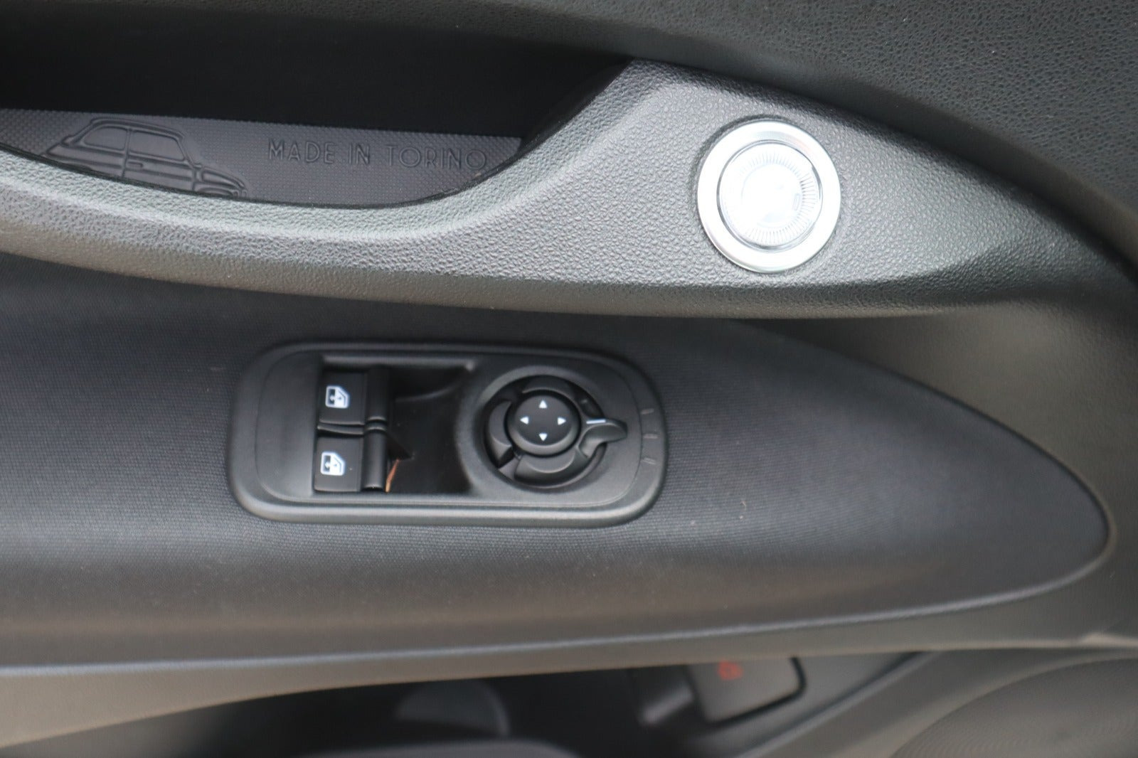 Hvid Fiat 500e fra 2024