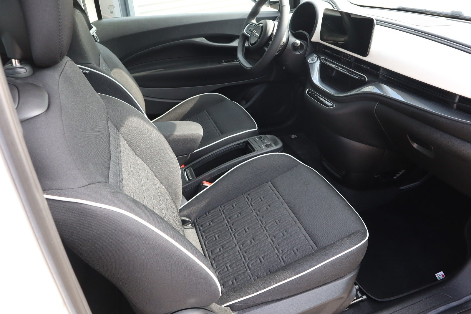 Hvid Fiat 500e fra 2024