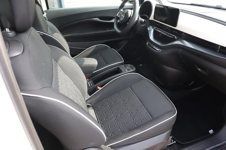 Hvid Fiat 500e fra 2024