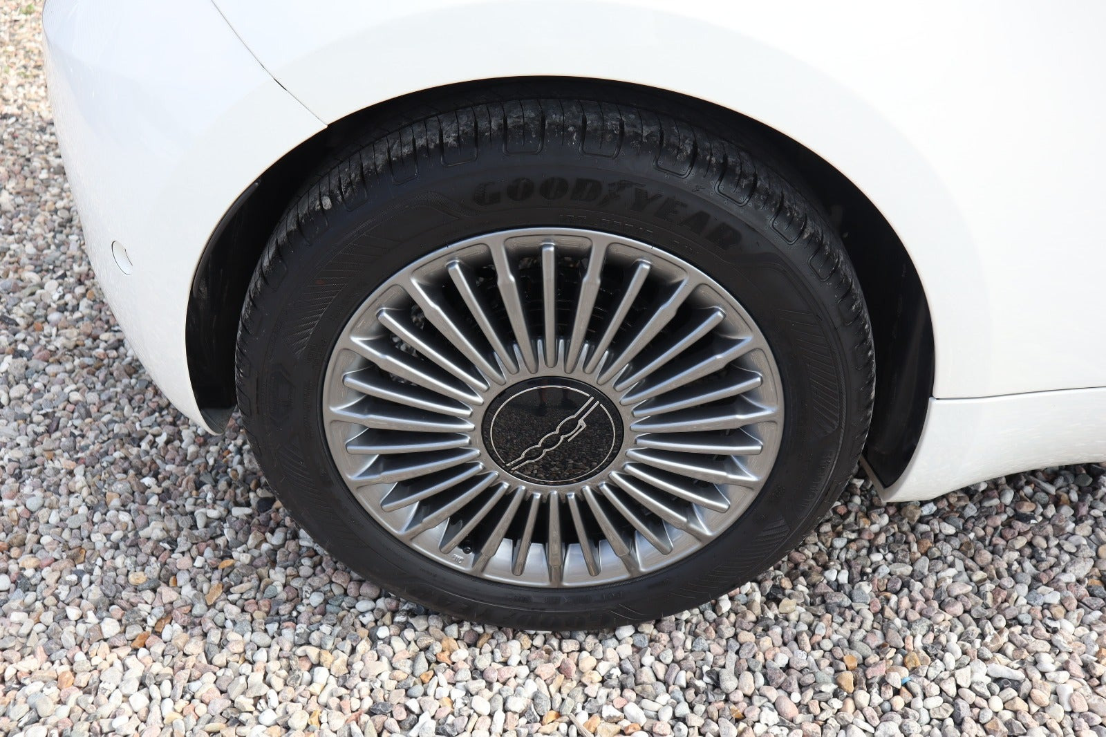 Hvid Fiat 500e fra 2024