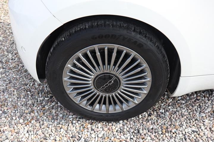 Hvid Fiat 500e fra 2024
