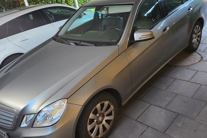 Grå Mercedes E200 d fra 2025