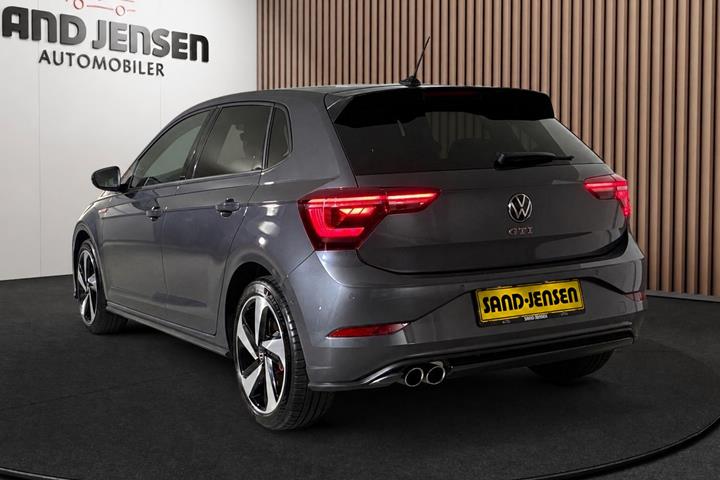 Grå VW Polo fra 2024