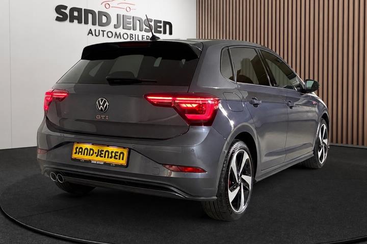 Grå VW Polo fra 2024