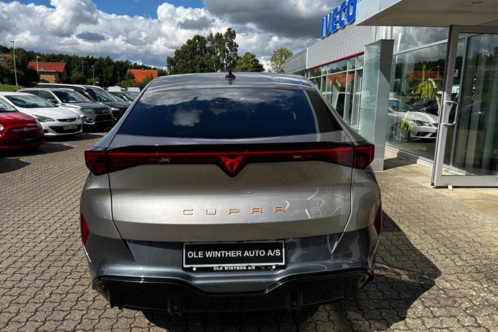Grå Cupra Tavascan fra 2025