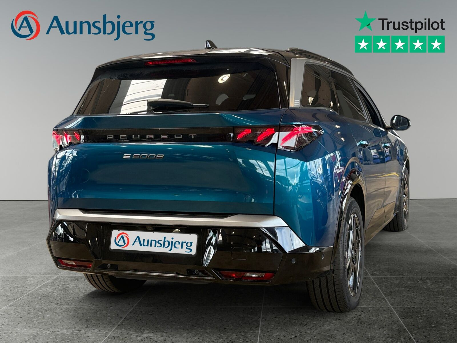 Blå Peugeot e-5008 fra 2025