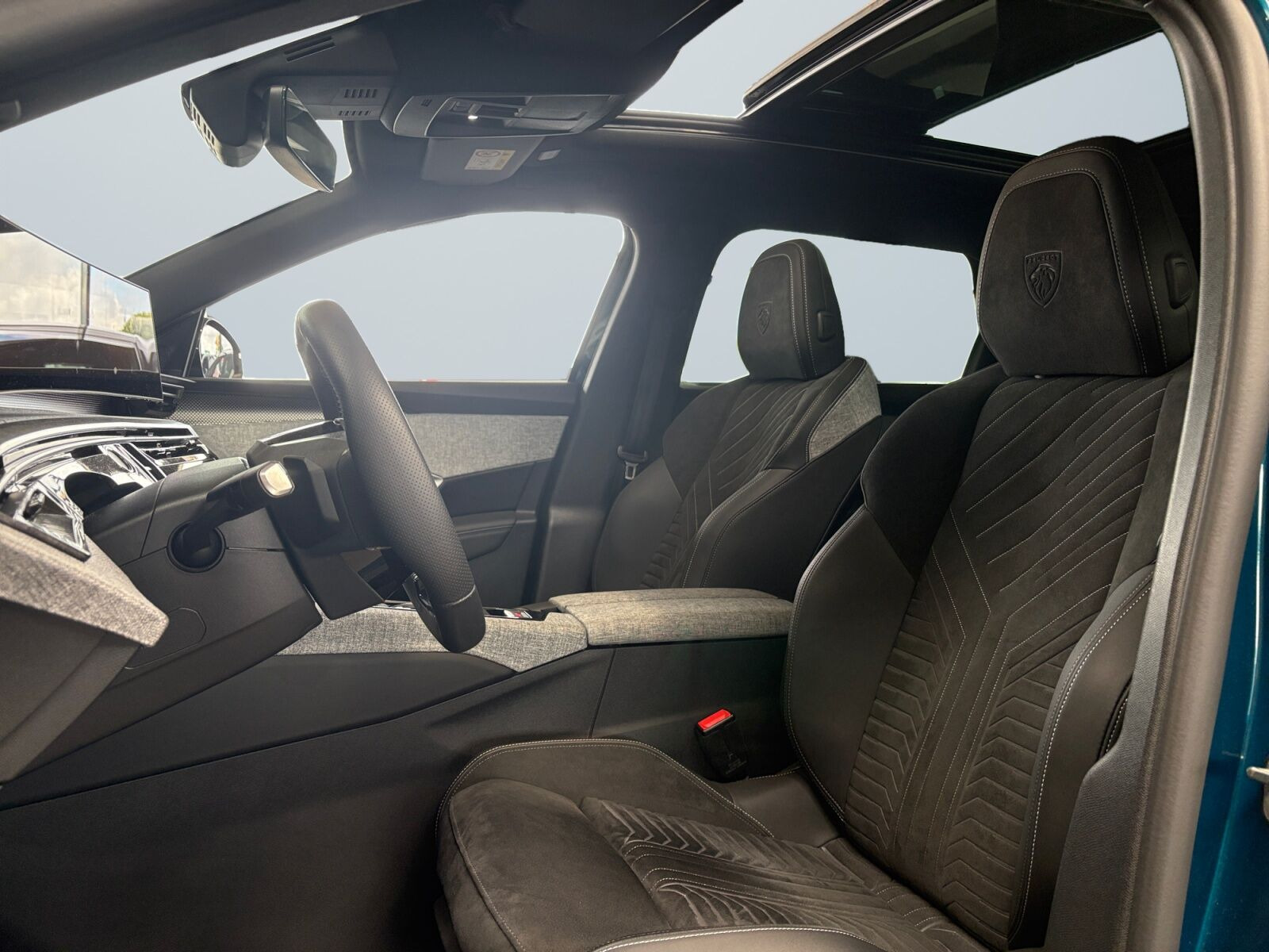 Blå Peugeot e-5008 fra 2025