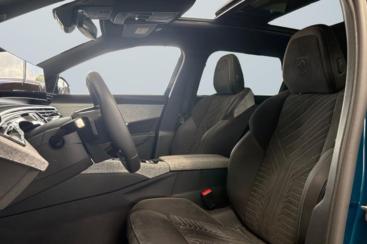 Blå Peugeot e-5008 fra 2025