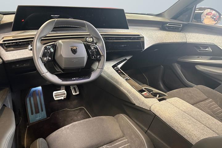 Blå Peugeot e-5008 fra 2025