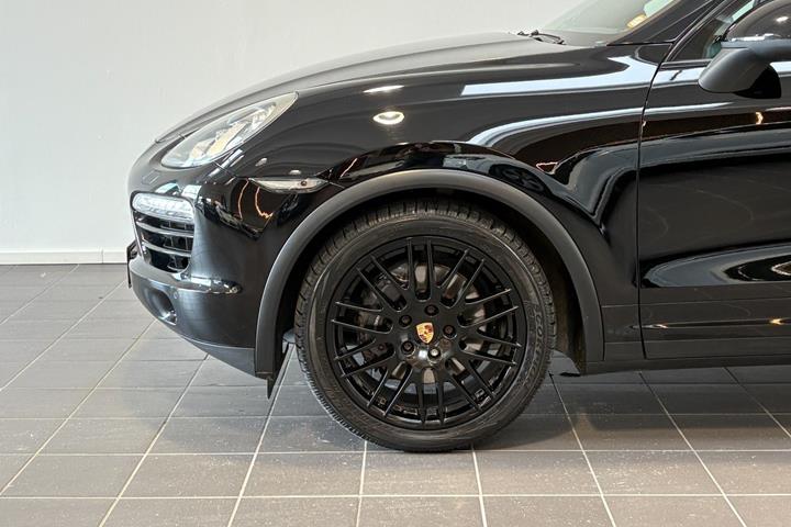 Sort Porsche Cayenne fra 2012