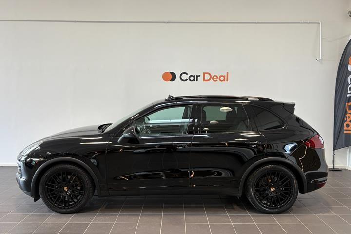Sort Porsche Cayenne fra 2012