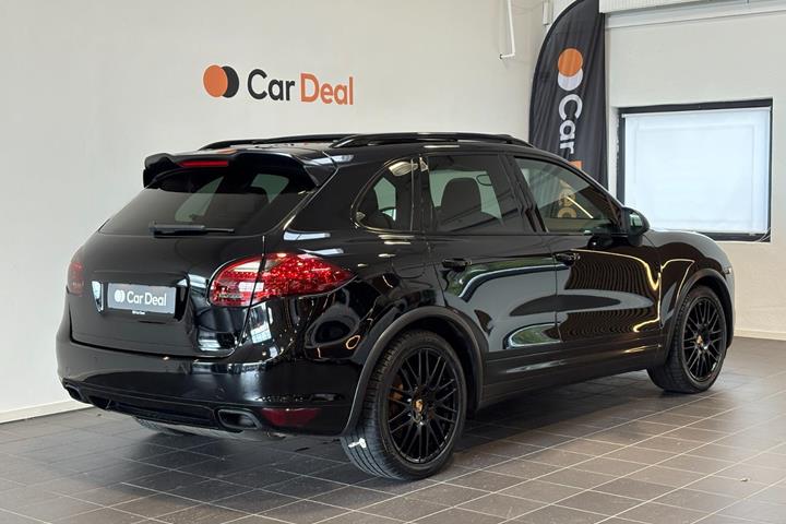 Sort Porsche Cayenne fra 2012