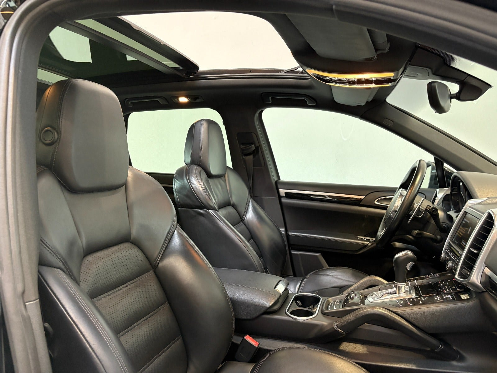 Sort Porsche Cayenne fra 2012