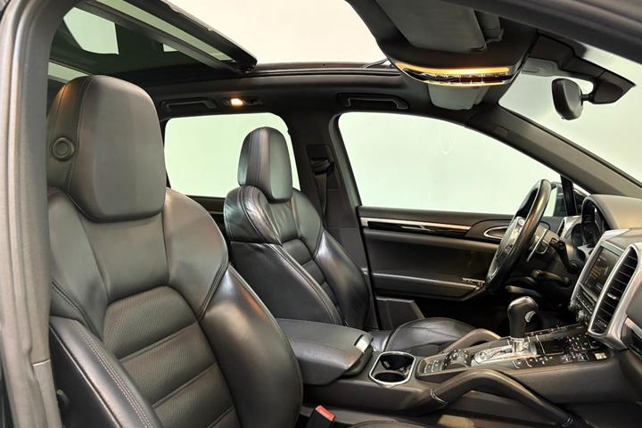Sort Porsche Cayenne fra 2012