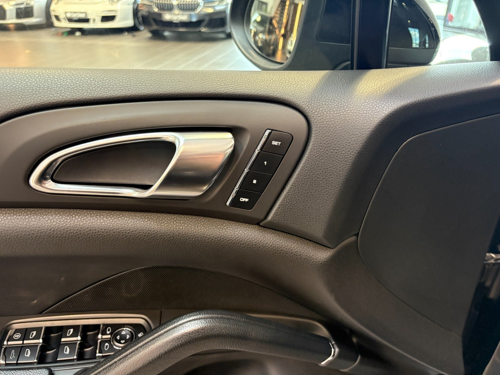 Sort Porsche Cayenne fra 2012