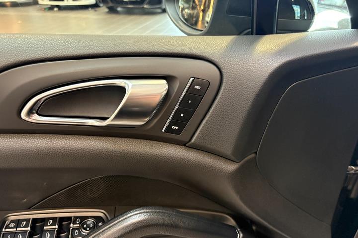 Sort Porsche Cayenne fra 2012