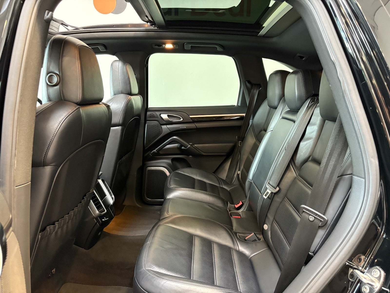 Sort Porsche Cayenne fra 2012