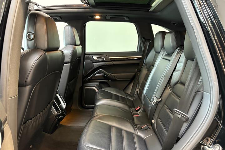 Sort Porsche Cayenne fra 2012