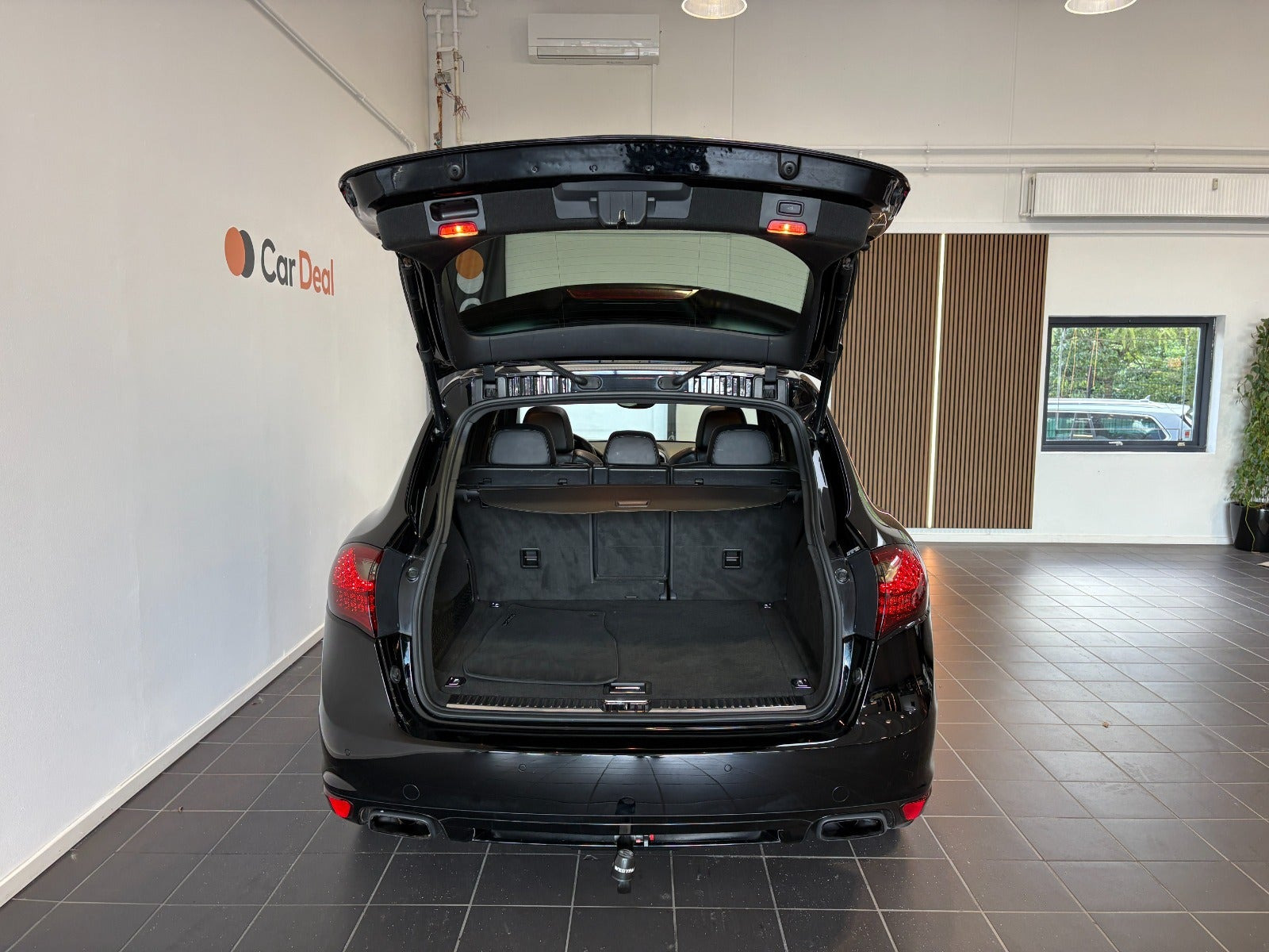 Sort Porsche Cayenne fra 2012