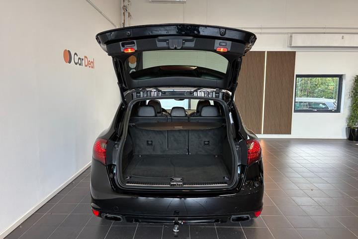 Sort Porsche Cayenne fra 2012