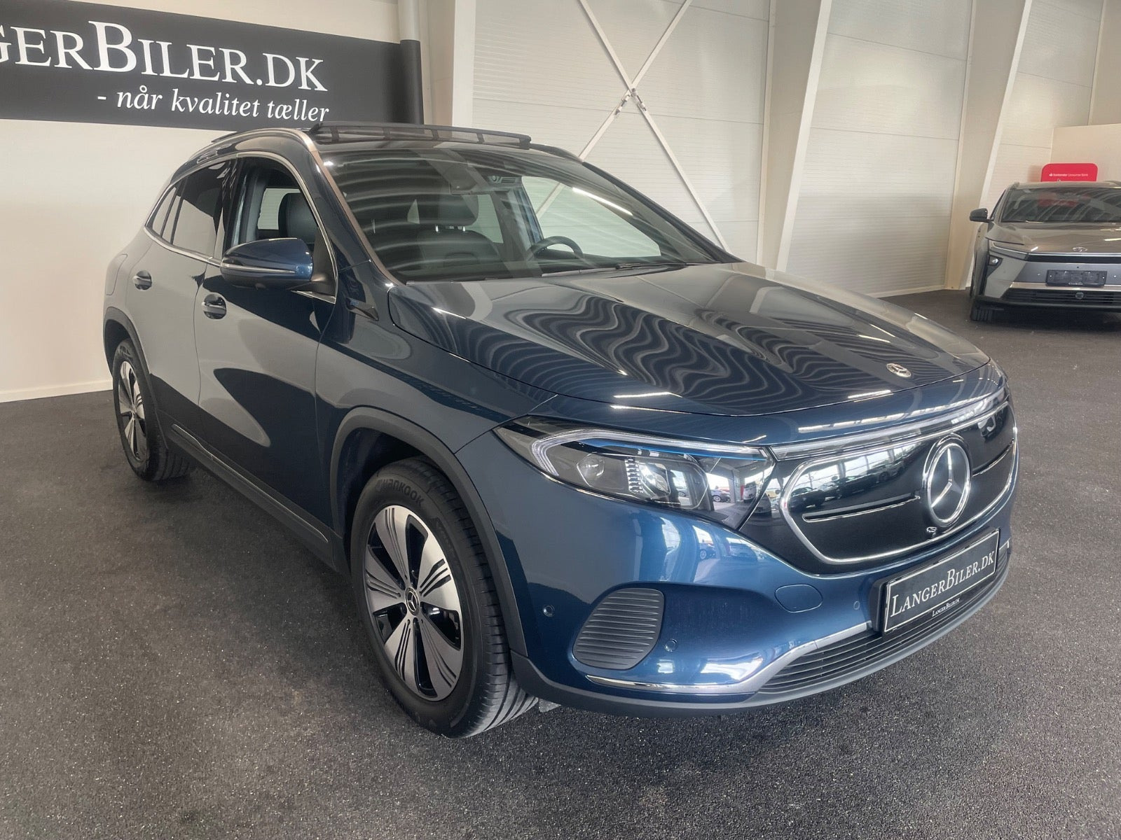 Blå Mercedes EQA250+ fra 2023