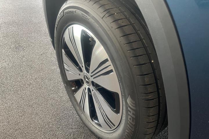 Blå Mercedes EQA250+ fra 2023