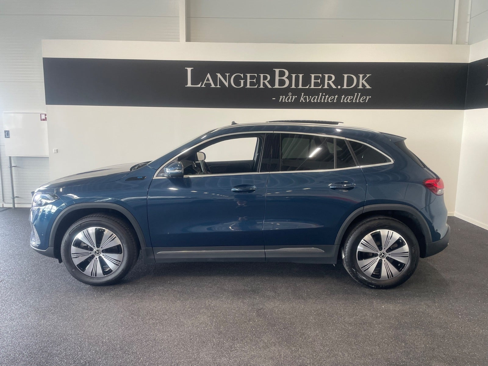 Blå Mercedes EQA250+ fra 2023