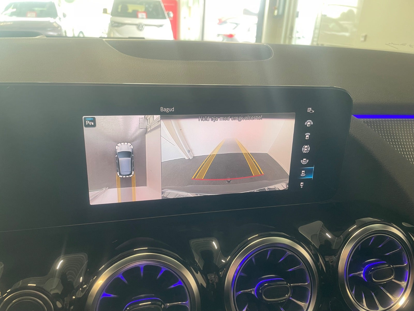 Blå Mercedes EQA250+ fra 2023