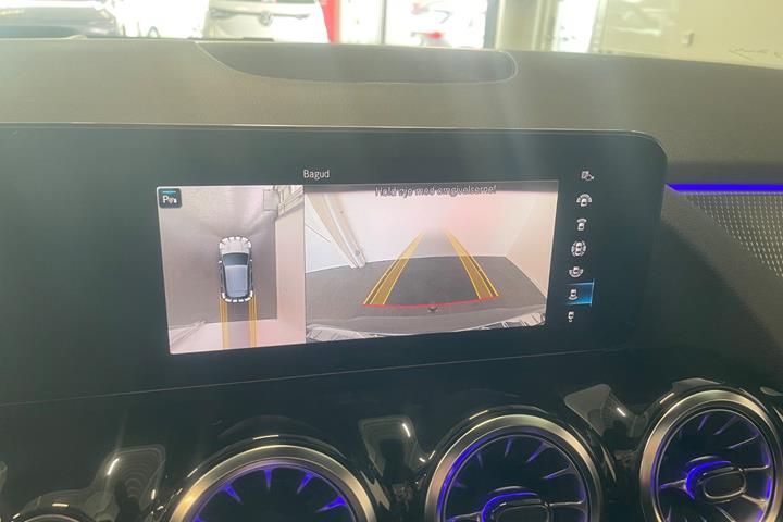 Blå Mercedes EQA250+ fra 2023