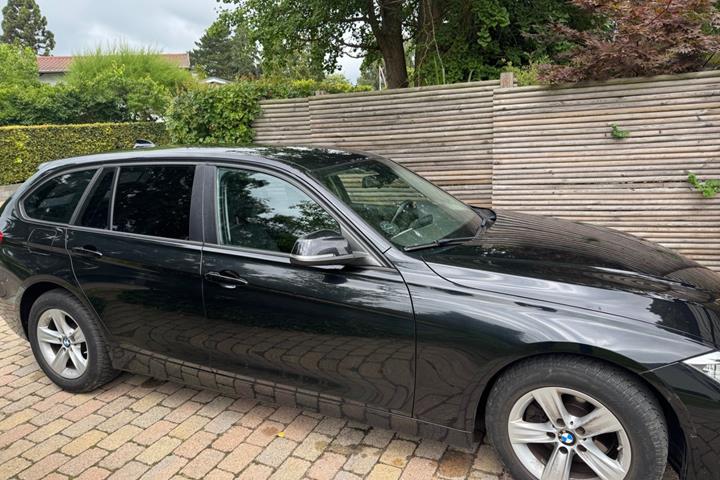 Sort BMW 320d fra 2015