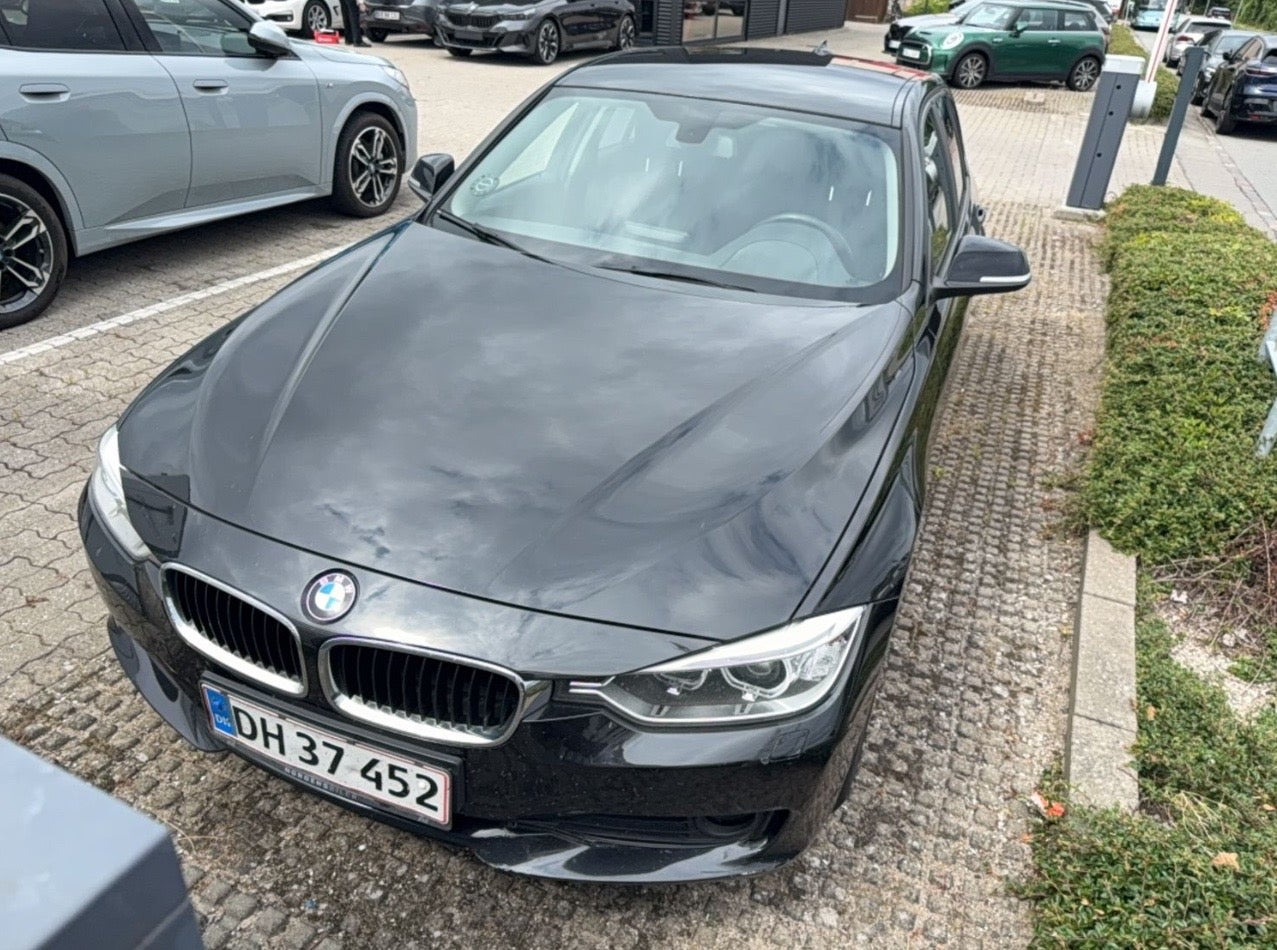 Sort BMW 320d fra 2015