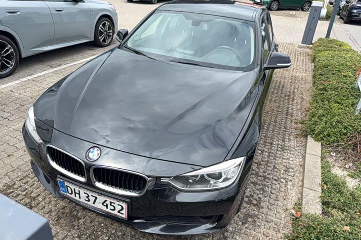 Sort BMW 320d fra 2015