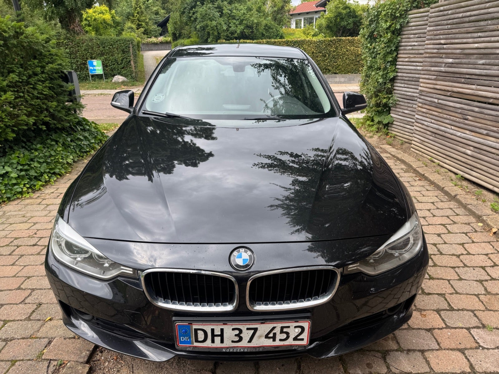 Sort BMW 320d fra 2015