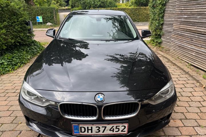 Sort BMW 320d fra 2015