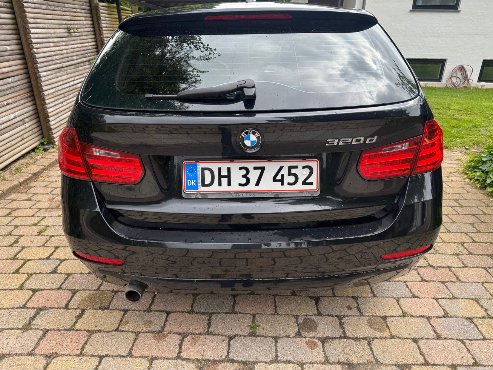 Sort BMW 320d fra 2015
