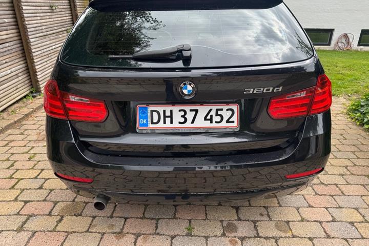 Sort BMW 320d fra 2015