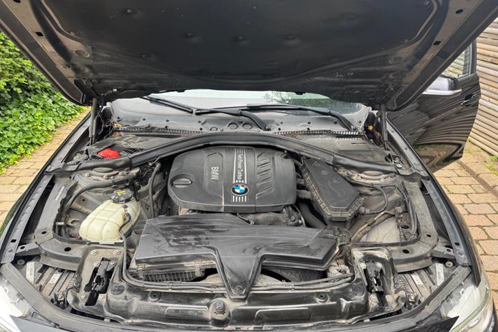 Sort BMW 320d fra 2015