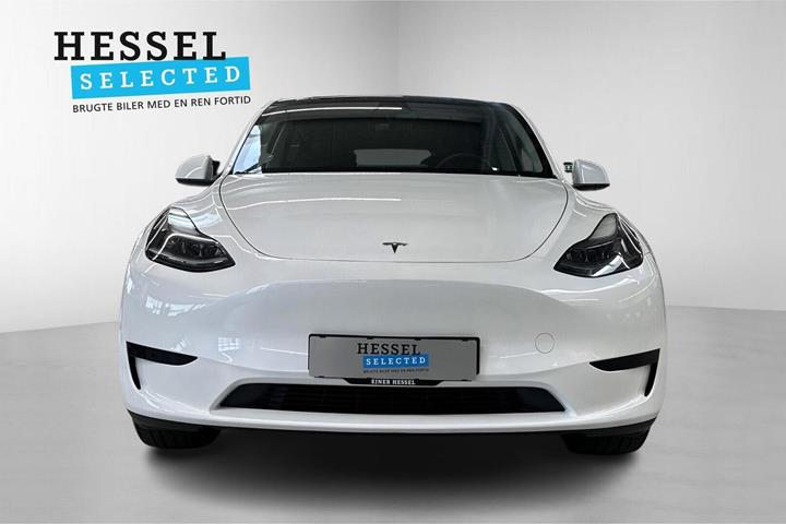 Hvid Tesla Model Y fra 2023