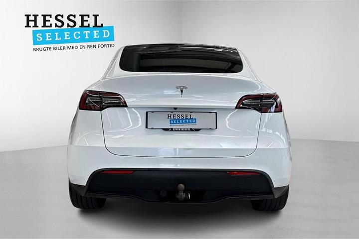 Hvid Tesla Model Y fra 2023