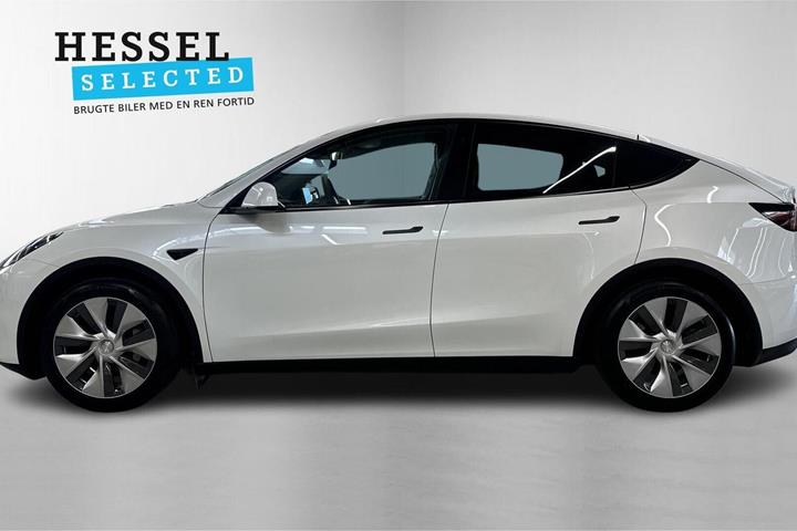 Hvid Tesla Model Y fra 2023