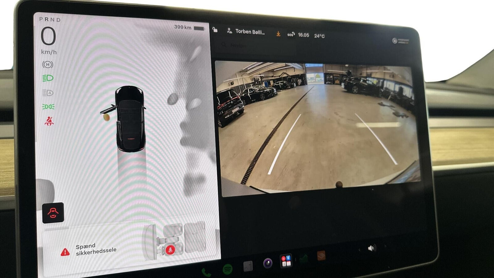 Hvid Tesla Model Y fra 2023