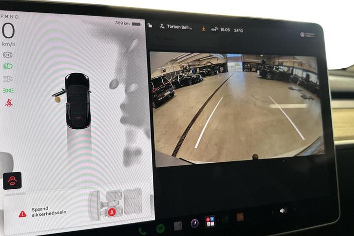 Hvid Tesla Model Y fra 2023