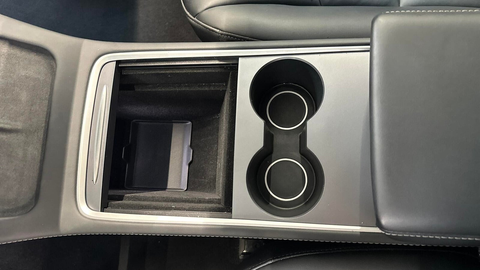 Hvid Tesla Model Y fra 2023