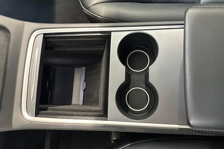 Hvid Tesla Model Y fra 2023