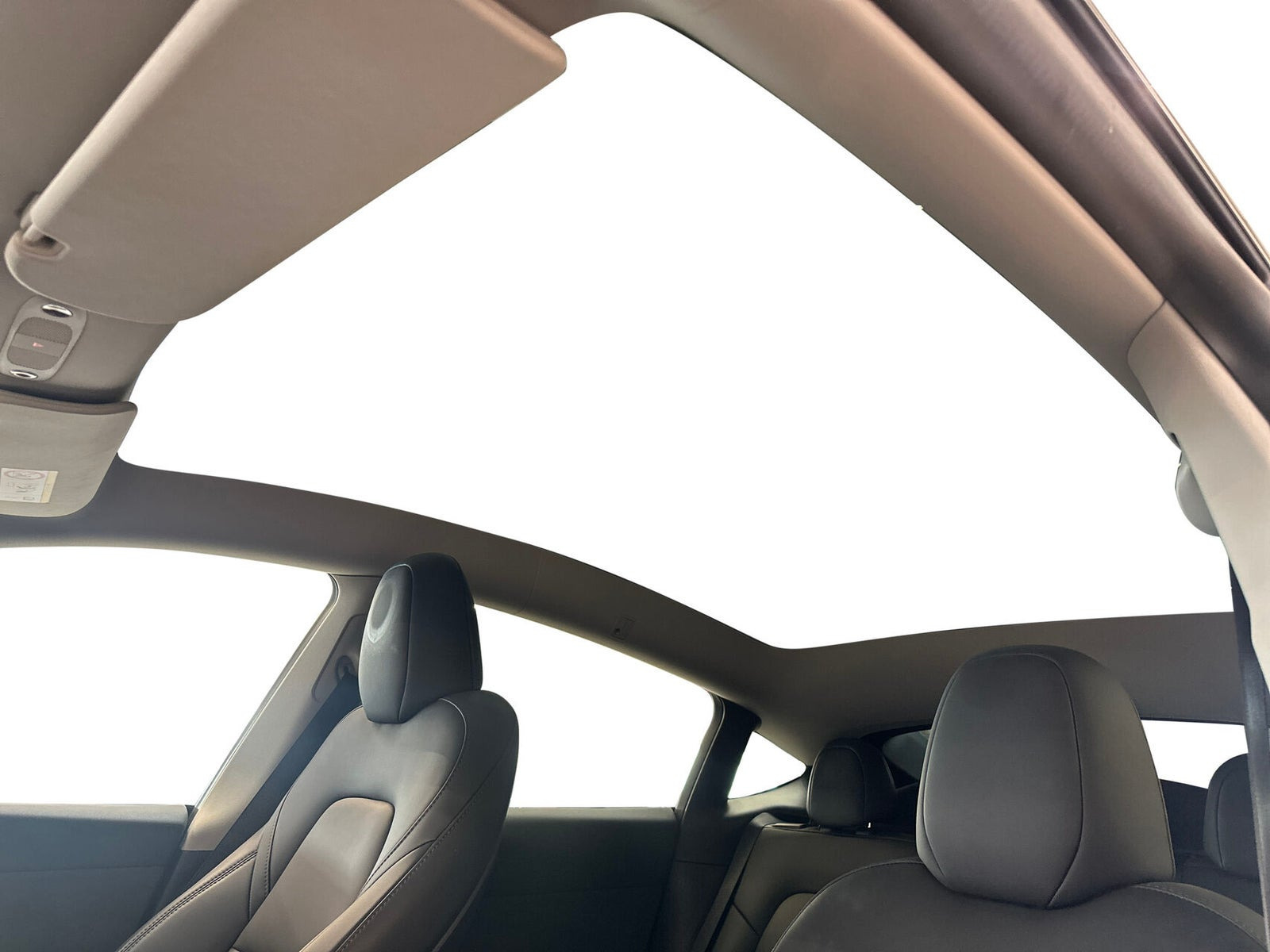 Hvid Tesla Model Y fra 2023