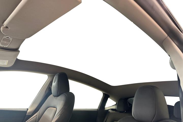 Hvid Tesla Model Y fra 2023
