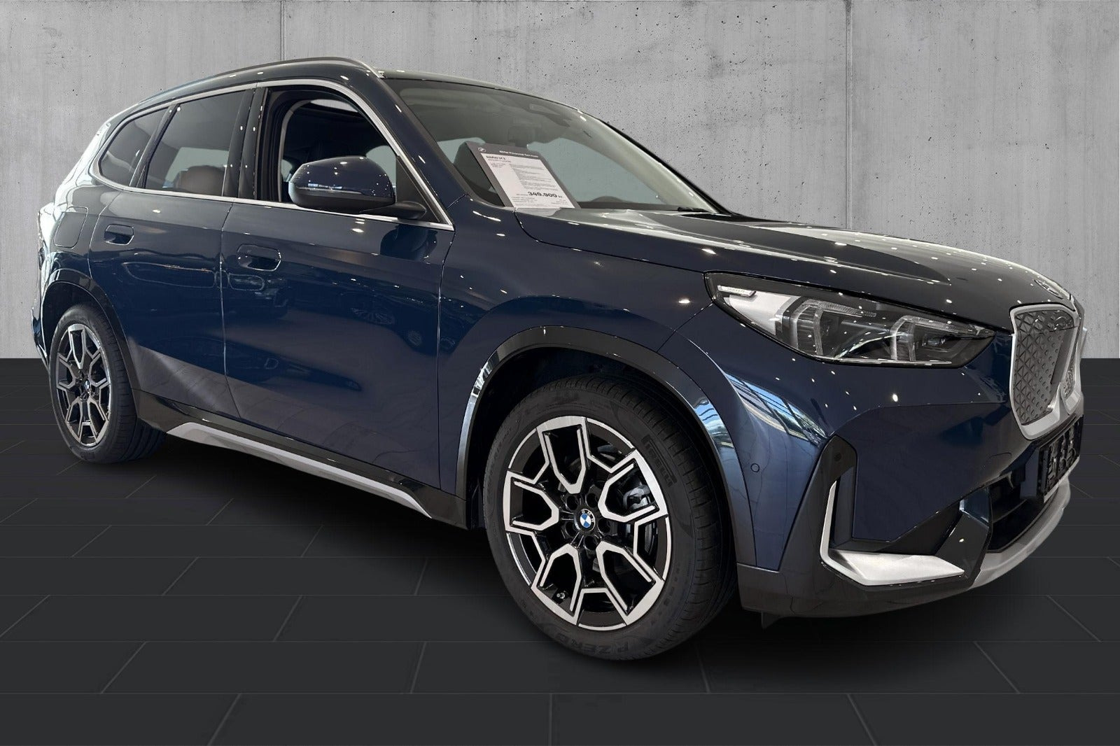 Blå BMW iX1 fra 2025